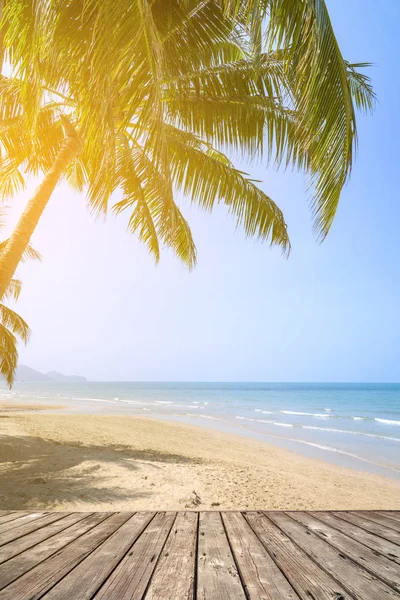 Leere Holzterrasse über tropischem Inselstrand mit Kokospalmen zur Sommerzeit — Stockfoto