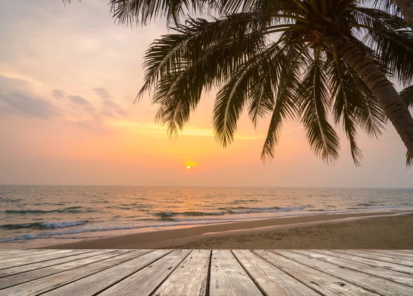 Prázdná dřevěná terasa nad pláž tropický ostrov s kokosových palem v době západu slunce nebo sunrise — Stock fotografie