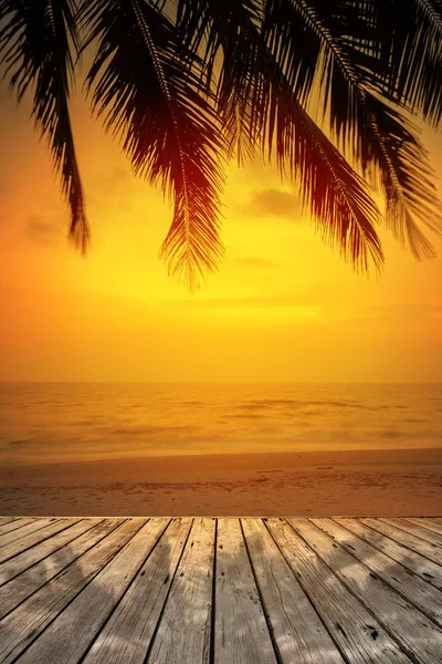 热带岛屿海滩上的空木露台, 在日落或日出时椰子棕榈 — 图库照片