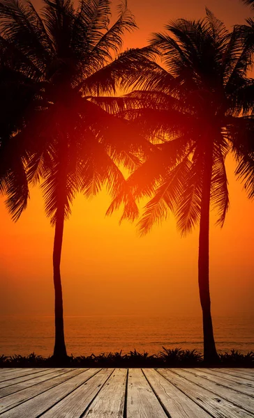 Порожня дерев'яна тераса над пляжем тропічного острова з кокосовою пальмою на заході або заході сонця — стокове фото