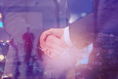 İş başarılı kavramı çift pozlama. Cityscape ile işadamı arasında karşılıklı iş toplantısı bulanık