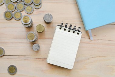boş not defteri ve Tay demir ahşap masa - finans, iş kavramı