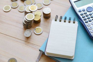 boş not defteri, Tay sikke ve ahşap masa - hesap makinesi finans, iş kavramı