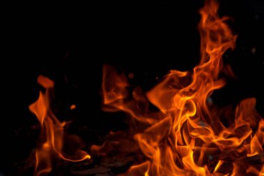 Alev ateş etmek - yanan ateşi siyah arka plan üzerine blaze