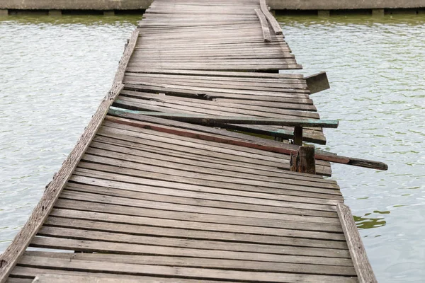 Deformierte und marode Holzbrücke - alte Holzbrücke beschädigt — Stockfoto