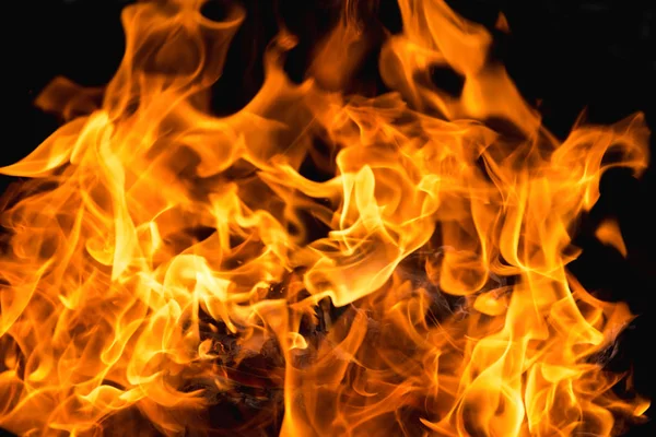 Plameny ohně plamen - hoření ohně na černém pozadí — Stock fotografie