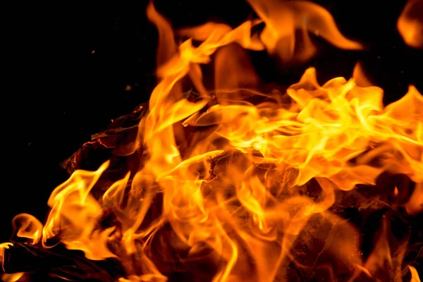 Chama de fogo de chama - Queima de fogo no fundo preto — Fotografia de Stock
