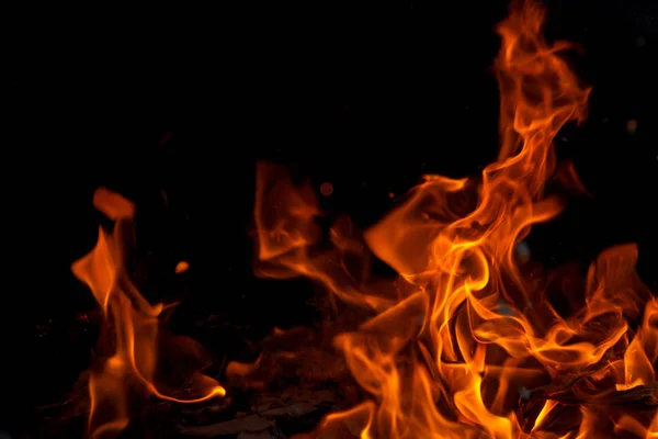 Tűz lángja - a fekete háttér előtt égő tűz lángol — Stock Fotó