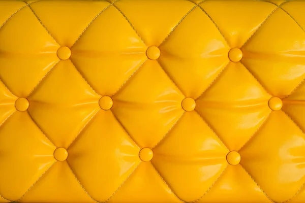 Gros plan jaune rétro style chesterfield, capitone tissu backg — Photo