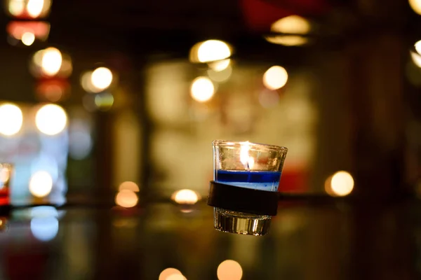 Iglesia Vela de cristal en azul en candelabros —  Fotos de Stock