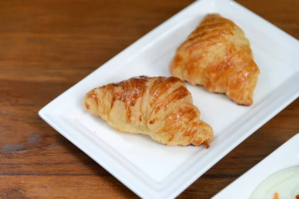 Frukost med färska croissanter — Stockfoto