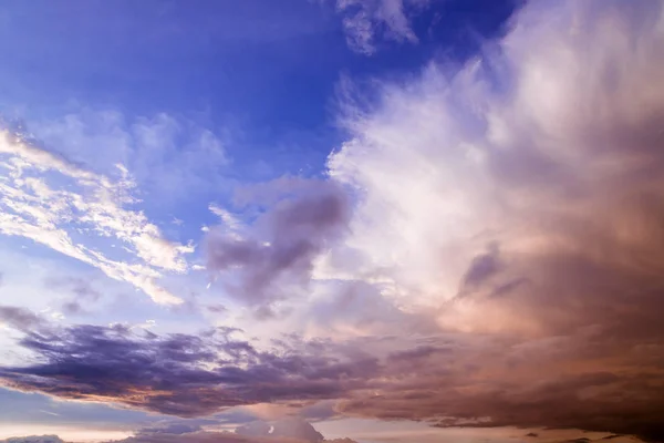 Nubes cúmulos al atardecer, paisaje nublado — Foto de Stock