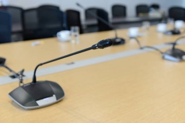 Seçici odak konferans mikrofonlar tablo boş toplantı salonu