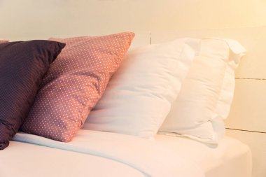 sırt yastık ve yatak ve beyaz tuğla duvar, iç modern yatak odası beyaz yastık istifleme