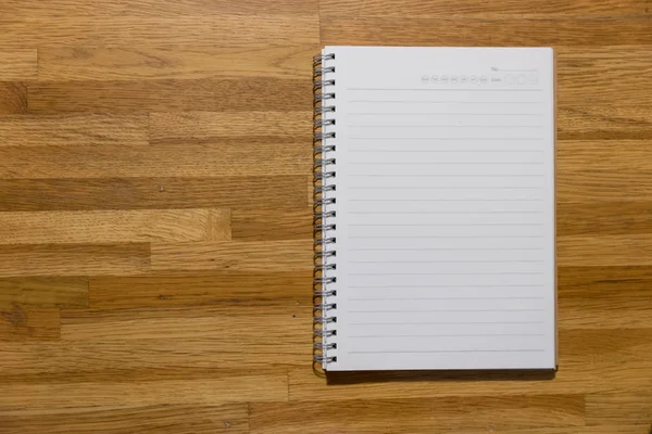Κενό σημειωματάριο στο ξύλινο τραπέζι, να κάνουμε λίστα, υπενθύμιση. — Φωτογραφία Αρχείου