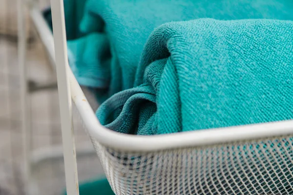 Enfoque selectivo a las toallas verdes enrolladas - Tiempo de relajación — Foto de Stock