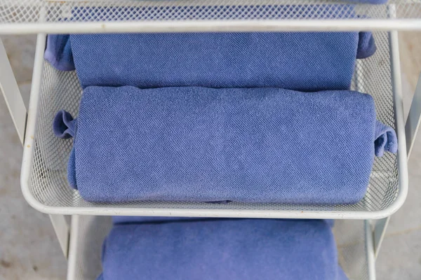 Вибірковий фокус на рушниках синього кольору - час відпочинку — стокове фото