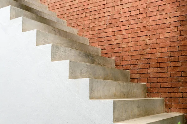 Escadaria de concreto com parede de tijolo na construção de casas residenciais da indústria da construção civil — Fotografia de Stock