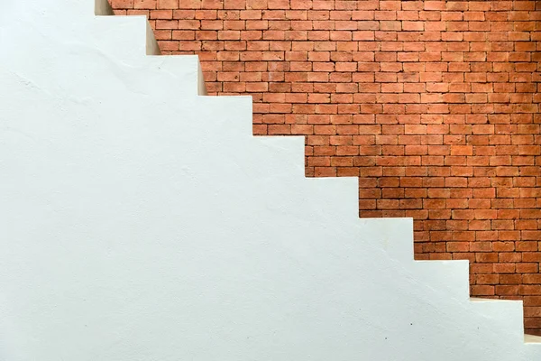 Escadaria de concreto com parede de tijolo na construção de casas residenciais da indústria da construção civil — Fotografia de Stock