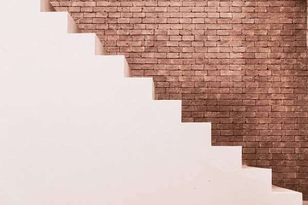 Escadaria de concreto com parede de tijolo na construção de casas residenciais da indústria da construção civil — Fotografia de Stock