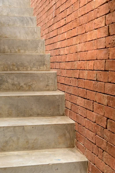 Escadaria de concreto com parede de tijolo na construção de casas residenciais da indústria da construção civil — Fotografia de Stock