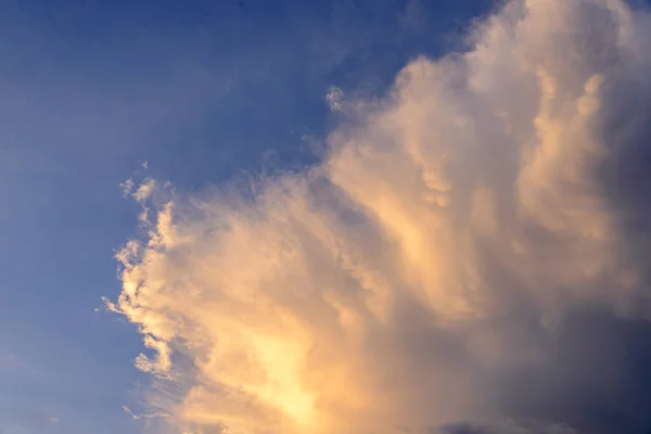 Cumulus wolken op zonsondergang tijd, wolkenlandschap — Stockfoto