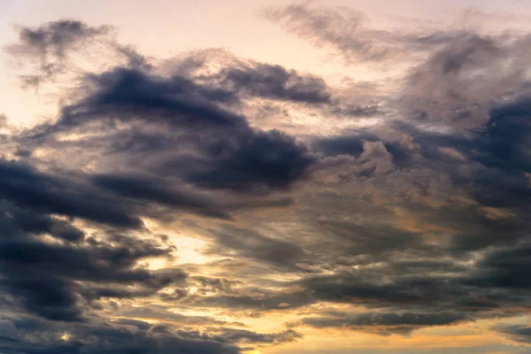 Paisaje nublado al atardecer - hora de la noche — Foto de Stock