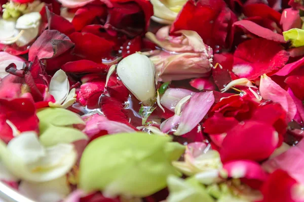 タイのソンクラン祭りのボウルにジャスミンとバラの花冠と水します。. — ストック写真