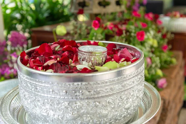 Water met jasmijn en rozen corolla in kom voor Songkran festival in Thailand. — Stockfoto
