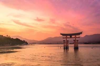Torii Gate of Itsukuşima tapınak Miyajima, Hiroşima, Japonya, gün batımı zamanında