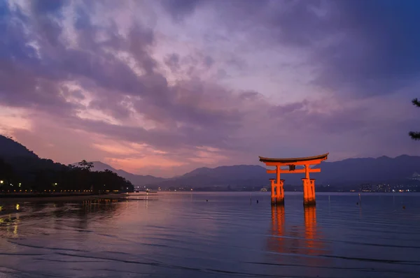 Torii Gate av Itsukushima Shrine på solnedgång på Miyajima, Hiroshima, Japan — Stockfoto