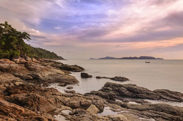 Landschaft von wunderschöner Meereslandschaft. Meer, Felsen und Wolken am Himmel bei Sonnenuntergang. — Stockfoto