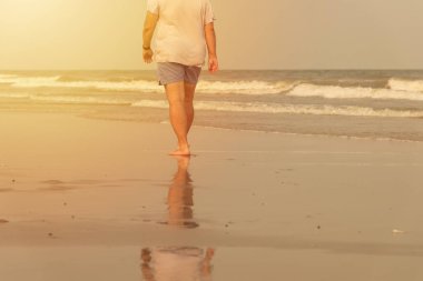 Yalnız kumsalda yürüyen adam. plaj seyahat etmek yaz saati kavramı