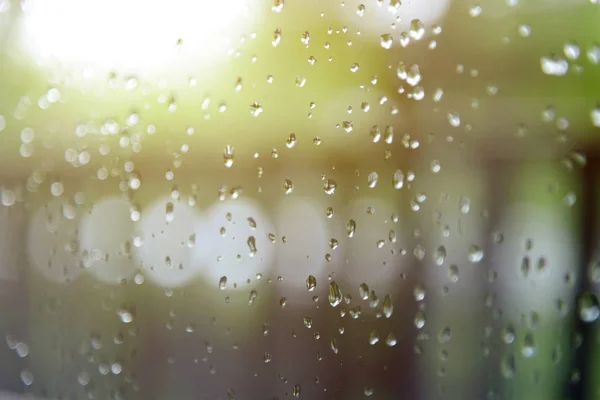 Regentropfen am Fenster an Regentagen — Stockfoto
