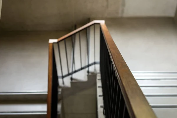 Corrimão de madeira moderna no edifício - design / interior — Fotografia de Stock