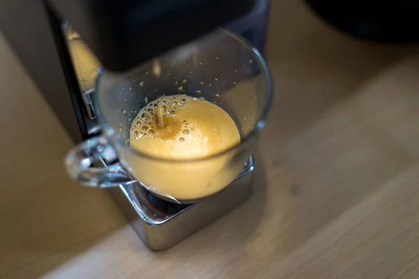 Cafetera espresso con café caliente en vaso para refrescarse — Foto de Stock