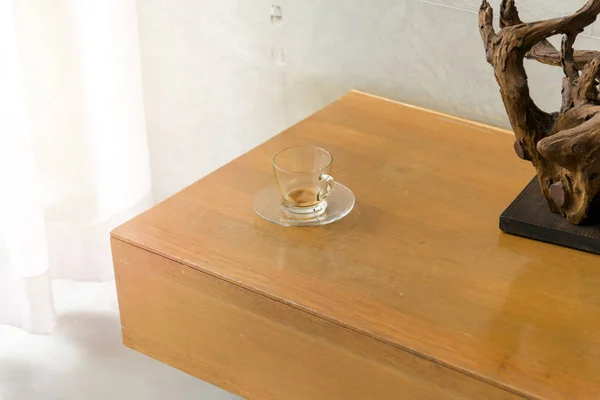 Vaso de café vacío sobre mesa de madera —  Fotos de Stock