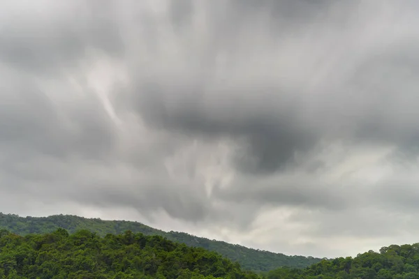 Gewitterwolken ziehen über die Berge — Stockfoto