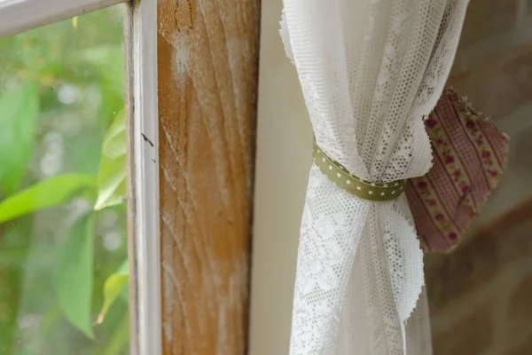 Close up de tule de renda branca transparente na janela. Cortina e janela decoração de interiores em estilo vintage — Fotografia de Stock