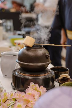 Japonlar bir gösteri sırasında yeşil çay hazırlıyorlar. Japon çay töreni.