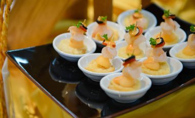 Kokteyl partisinde aperatifler ve meyve. Yemek servisi.