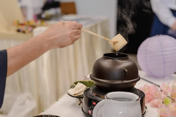 Des Japonais préparant du thé vert lors d'une manifestation. Cérémonie japonaise du thé . — Photo