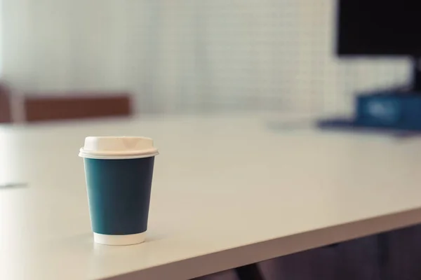 Taza de café de papel en la mesa blanca en la oficina — Foto de Stock