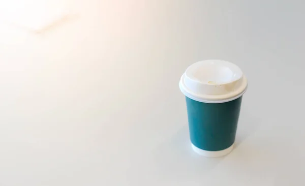 Бумажная чашка кофе на белом столе в офисе — стоковое фото