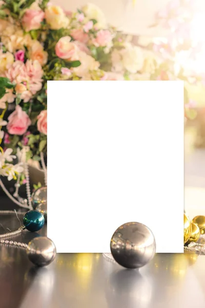 Monte de rosa e bola amarrada decorar com papel de cartaz para o seu texto no carro de casamento traseiro . — Fotografia de Stock