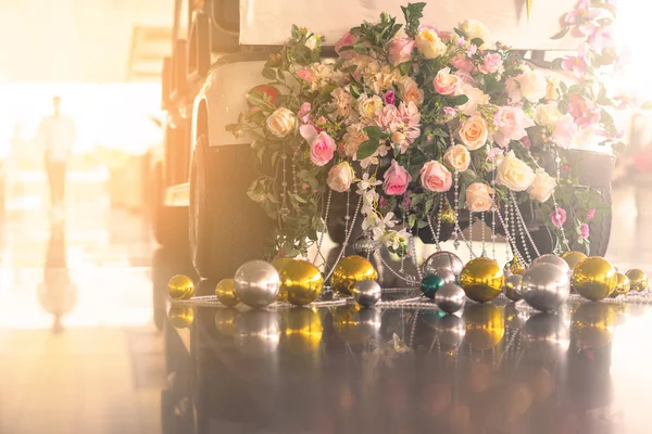 Kilka róża i piłka związane dekoracji na tylnym samochodzie weselnym. — Zdjęcie stockowe