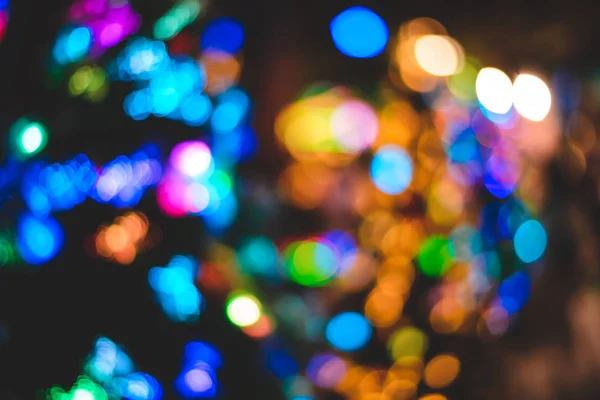 Abstrato luzes coloridas bokeh de árvores de Natal. xmas, feliz ano novo fundo colorido — Fotografia de Stock