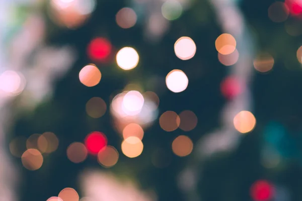 Lumières colorées abstraites bokeh des arbres de Noël. Noël, heureux nouveau fond coloré année — Photo