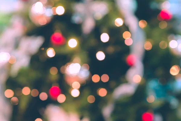 Abstrakte bunte Lichter Bokeh von Weihnachtsbäumen. Weihnachten, frohes neues Jahr bunten Hintergrund — Stockfoto