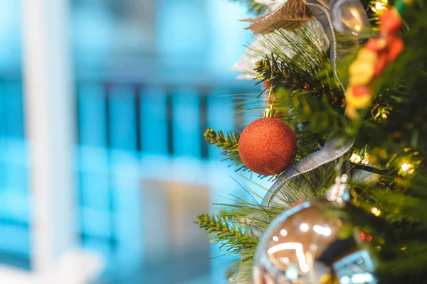 Gros plan de boules de Noël suspendues sur le sapin de Noël pour la décoration de Noël et du Nouvel An. Contexte pour les célébrations d'hiver avec espace de copie — Photo